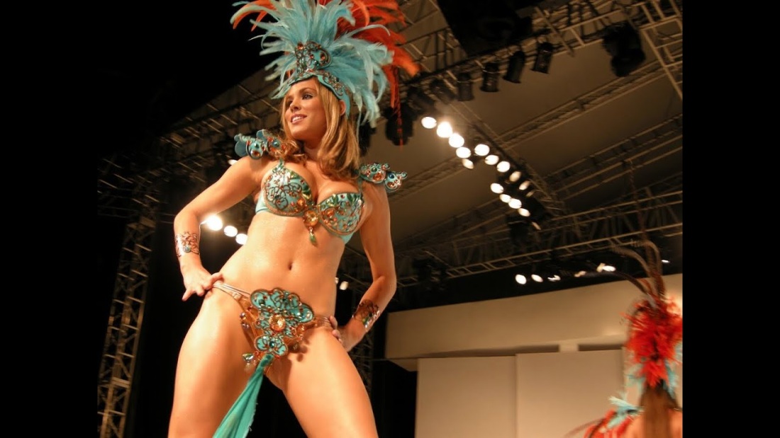 Танцовщицы на карнавале в Бразилии