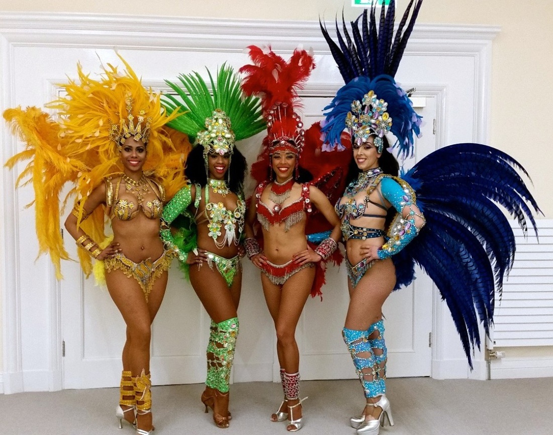 Голые трансвеститы на карнавале