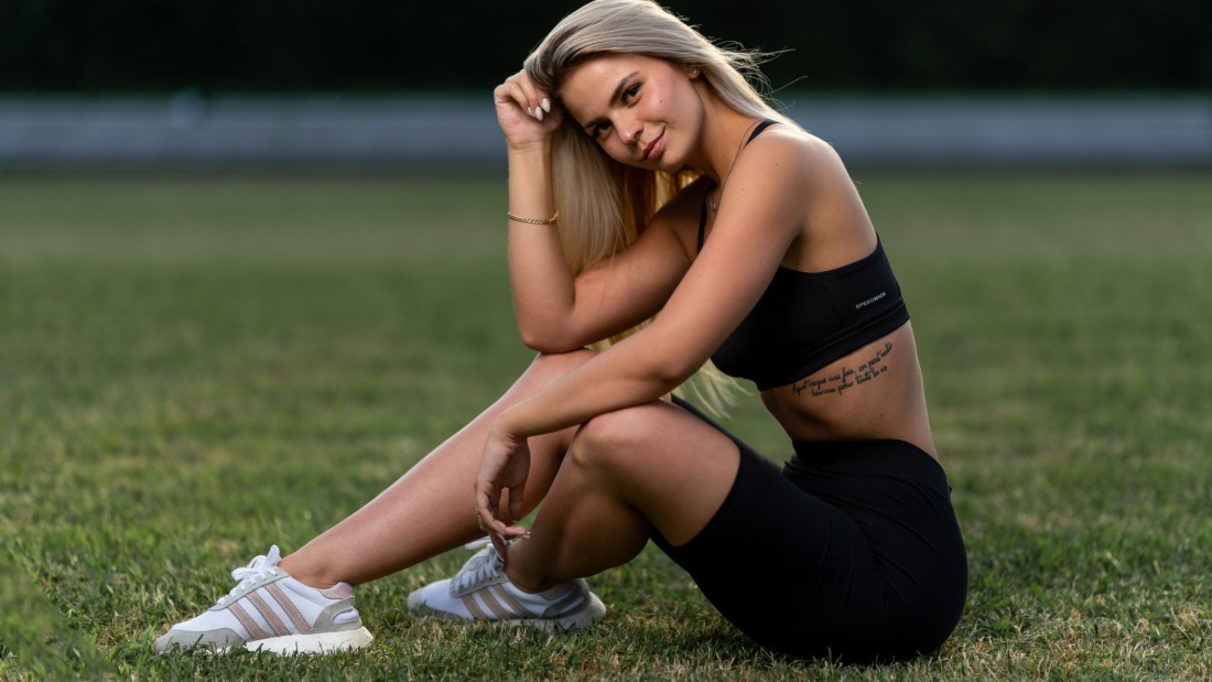 Девушки в коротких майках