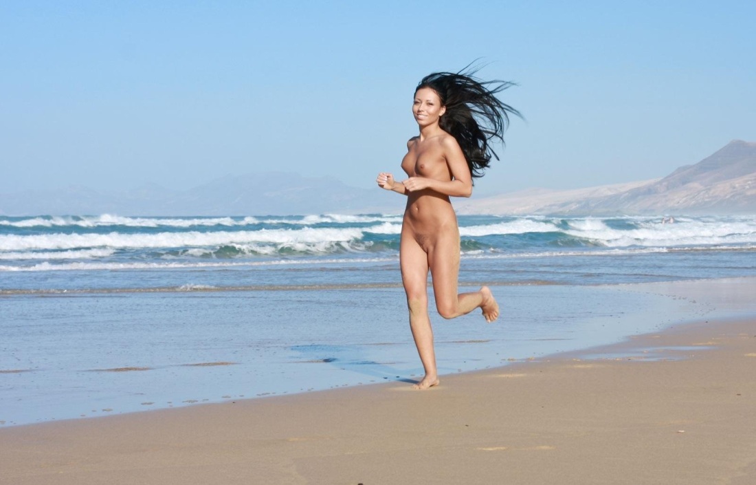 Бегать голышом по пляжу