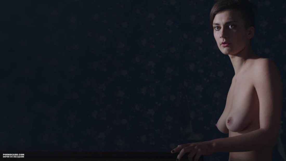 Голая Иришка с маленькой грудью