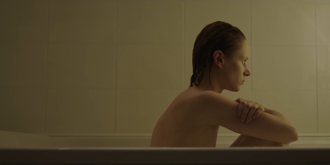 Юля в ванной