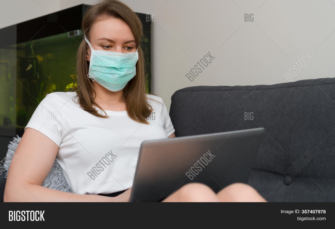 Кассирша в медицинской маске