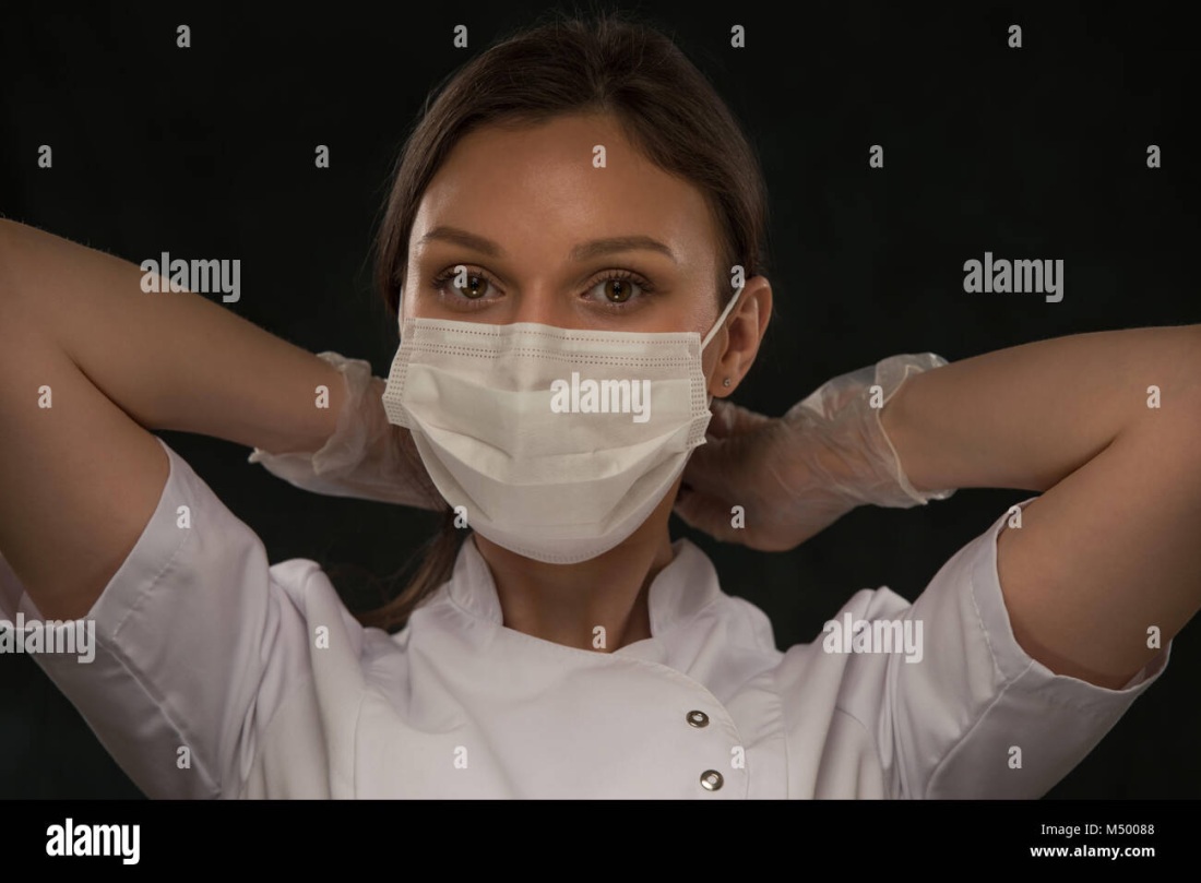 Баба в маске медицинской