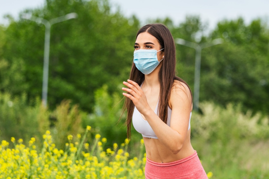 Бег в медицинской маске