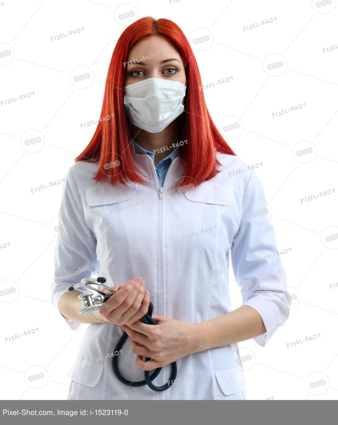Красивый врач в маске