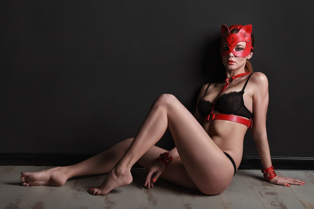 Эротичная девушка в маске
