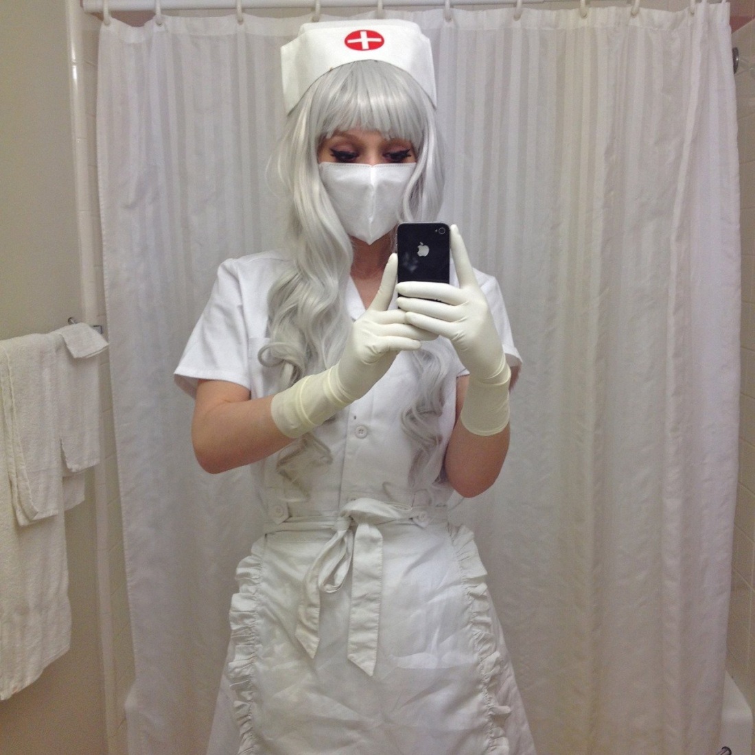 Девушка в медицинских перчатках