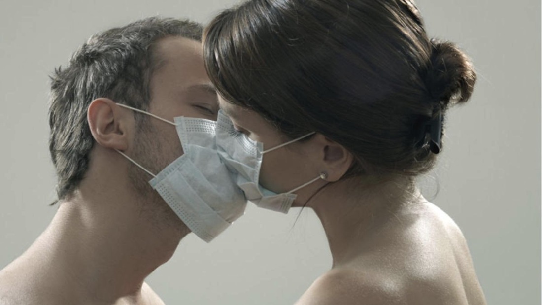 Поцелуй в медицинской маске