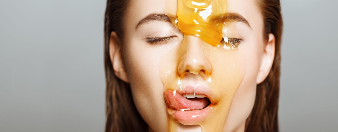 Девушка с медом на лице