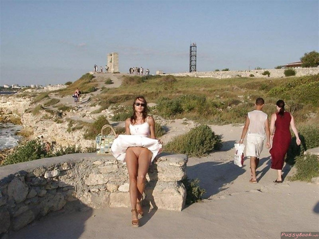 Голая на улице в Севастополе