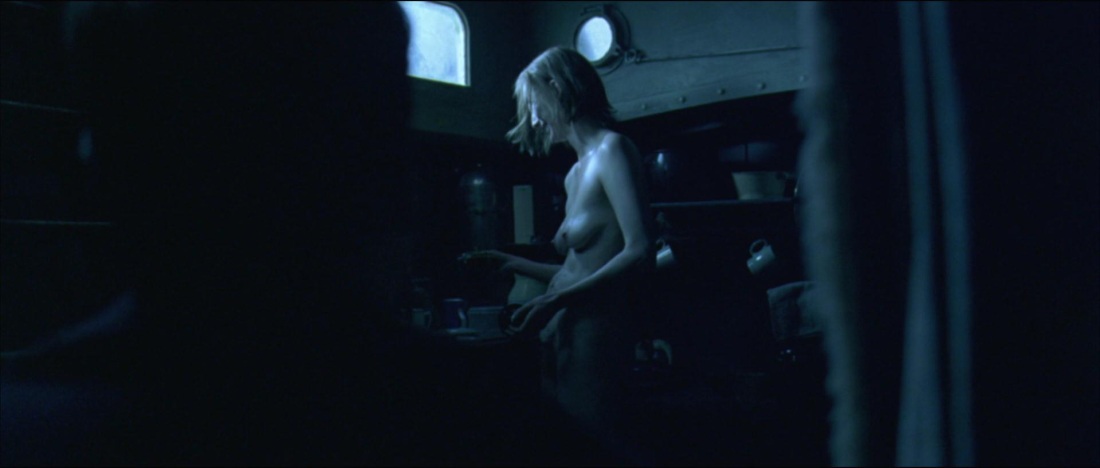 Тильда Суинтон топлесс