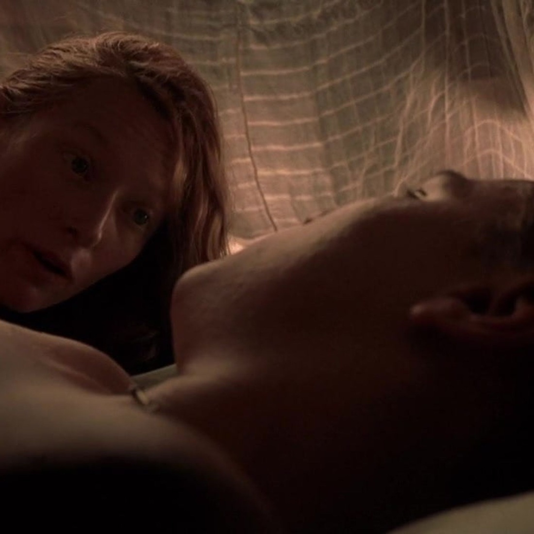 Тильда Суинтон топлесс