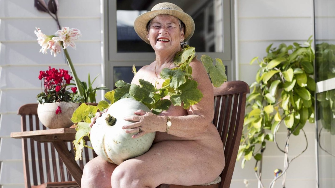 Бабы без трусов на огороде