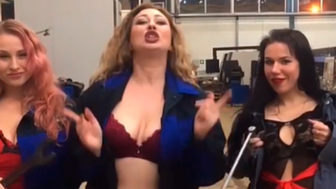 Работницы завода разделись