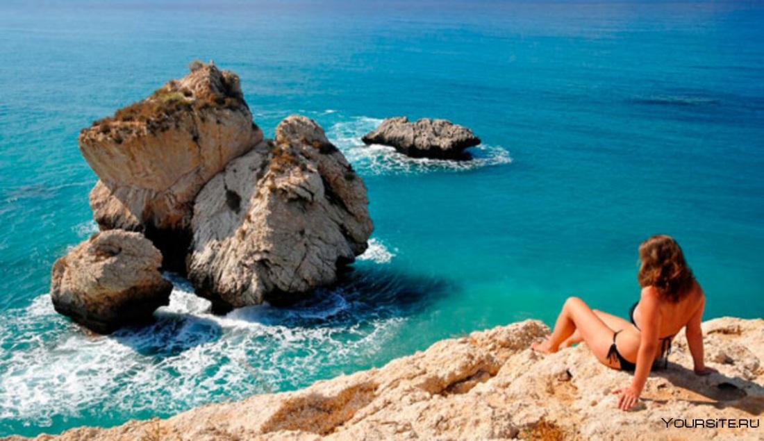Пляж Афродиты на Кипре девушка