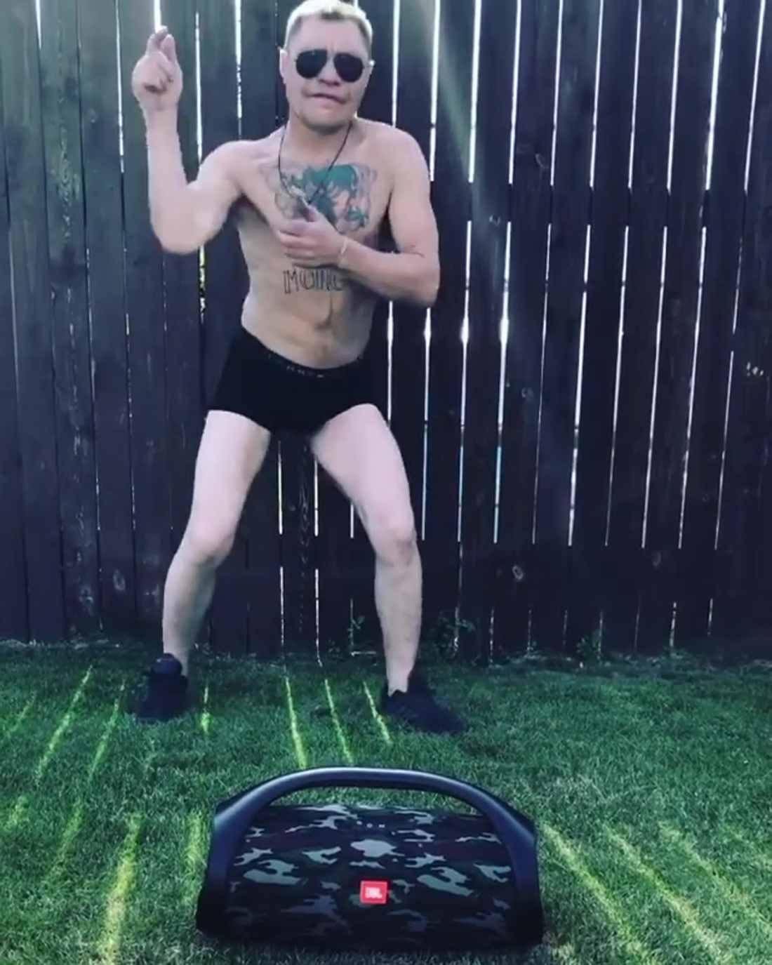 Олег танцует