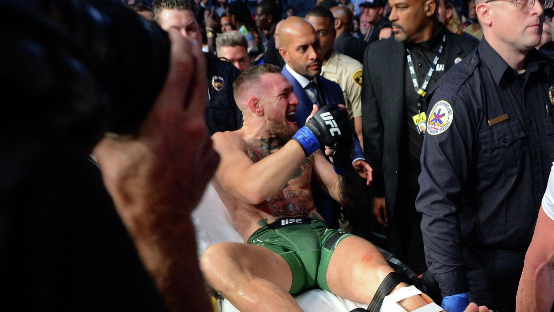 Магрегор бьёт ногой Порье фото пресс конференция