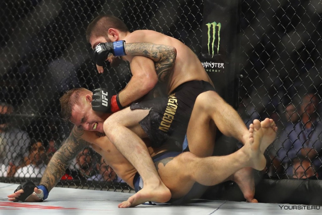 Мужчина ддержитгрудь женщины