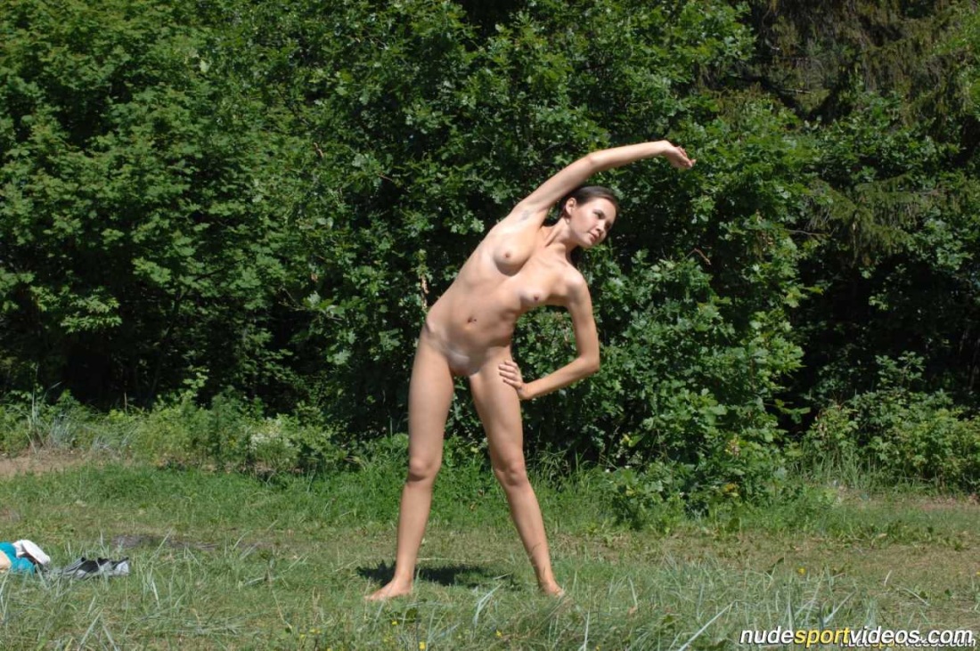 Юные гимнастки на природе ню