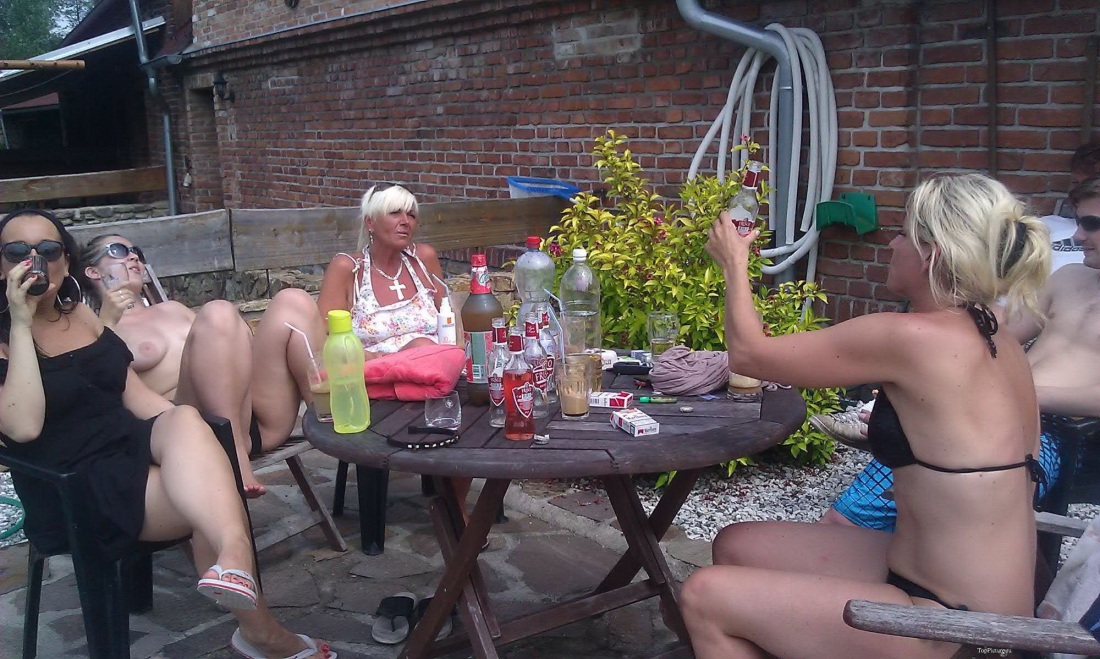 Голые девки бухают на даче