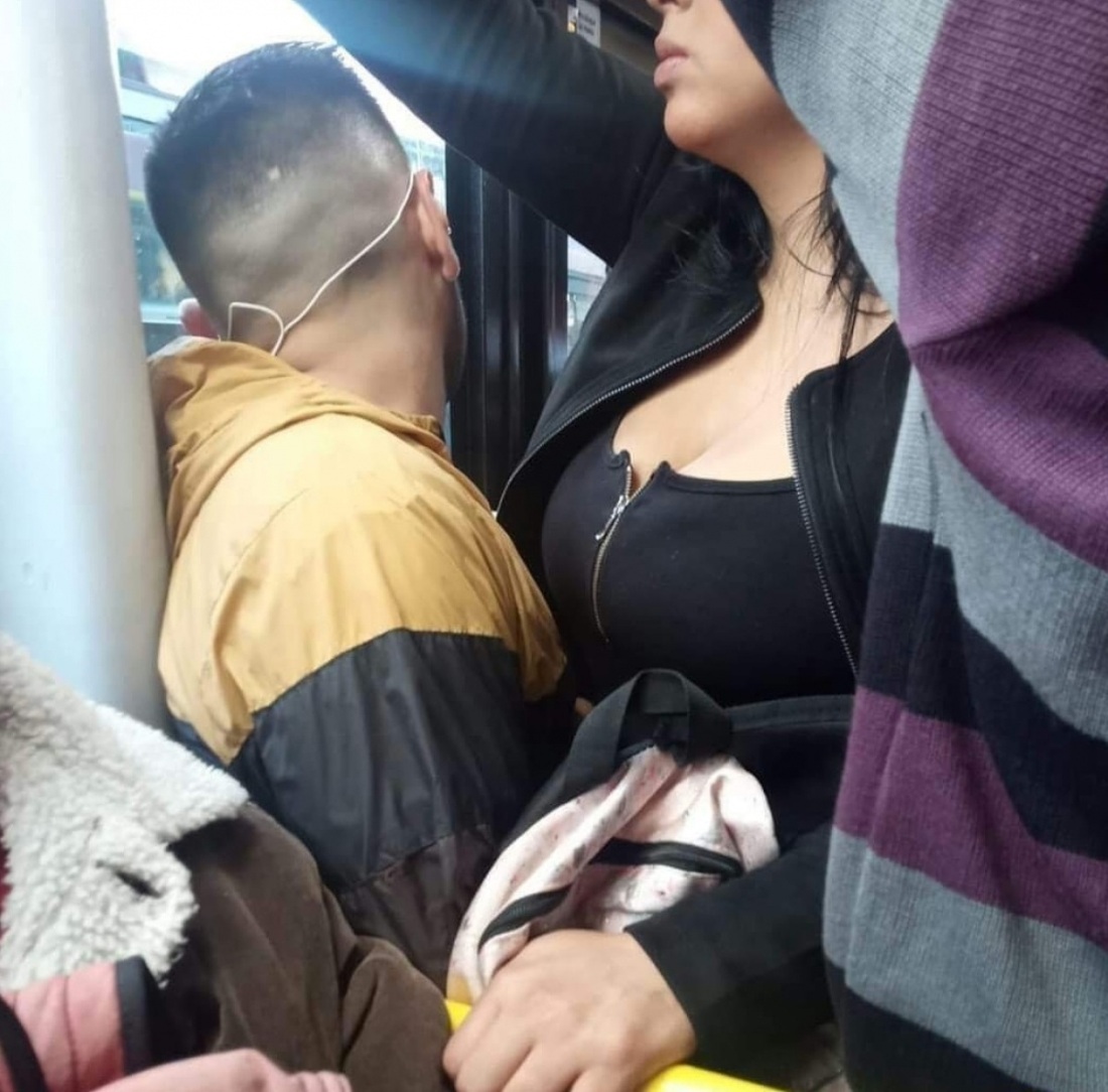 Девушка показывает сиськи на камеру