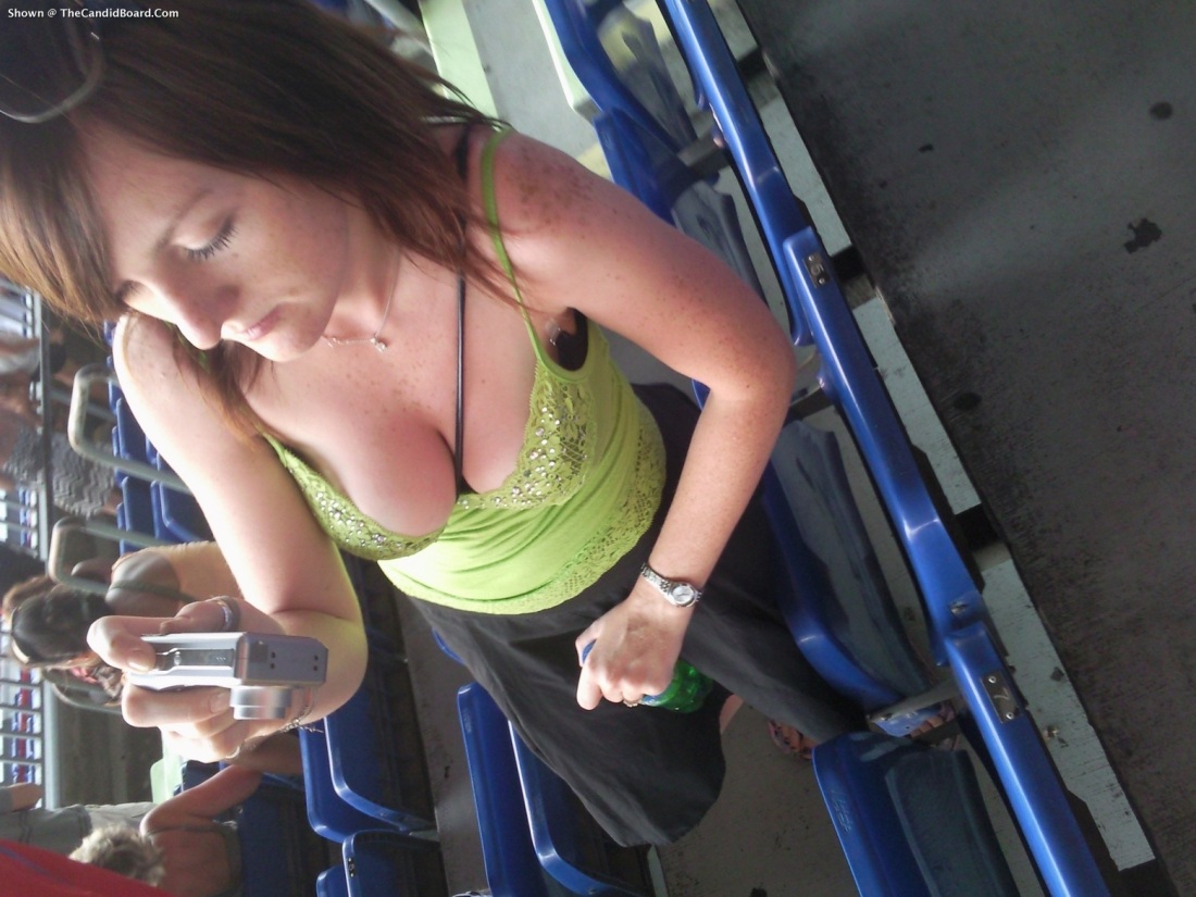 Позирует голая в маршрутке