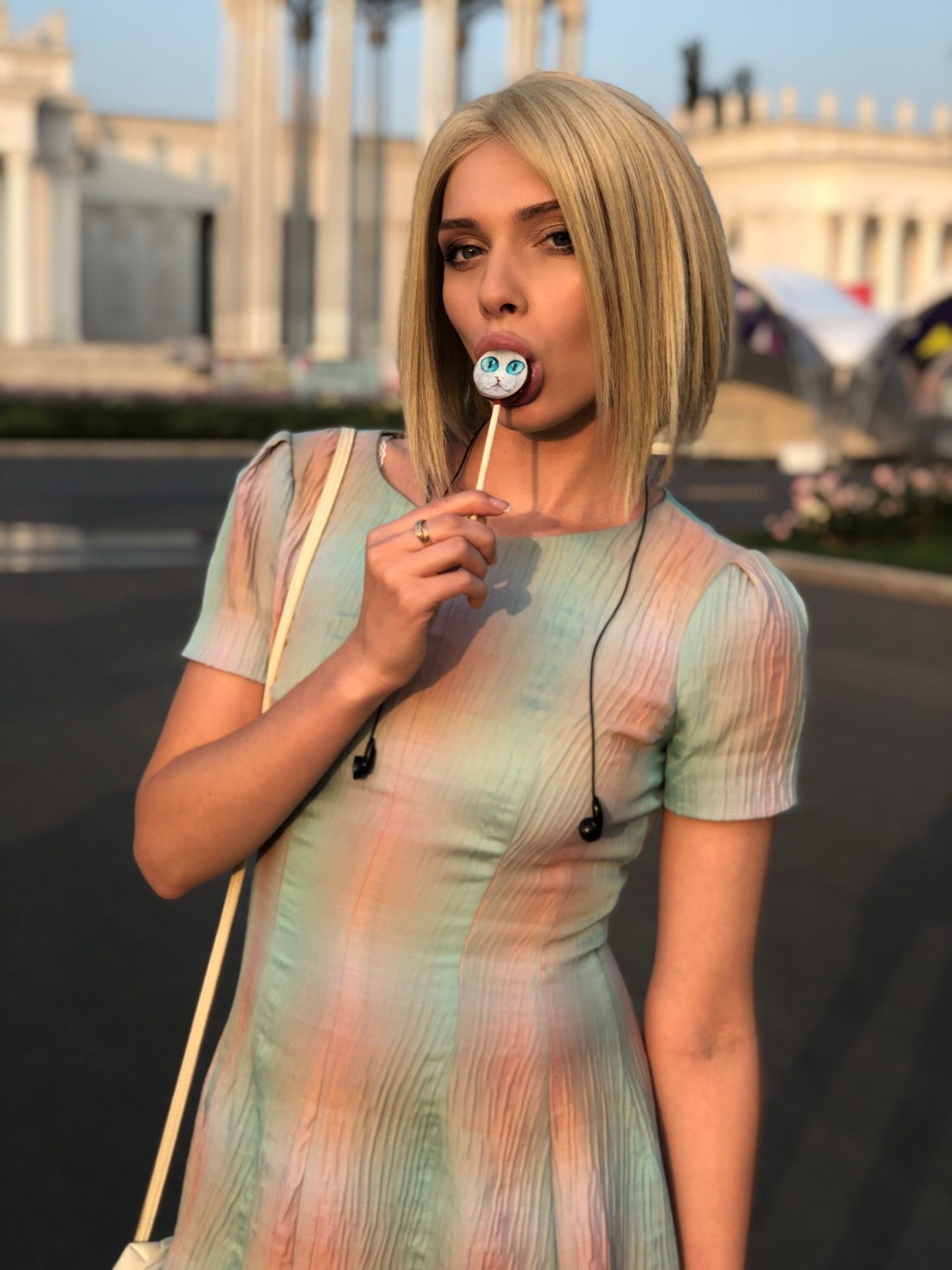 Голая маленькая шалунья