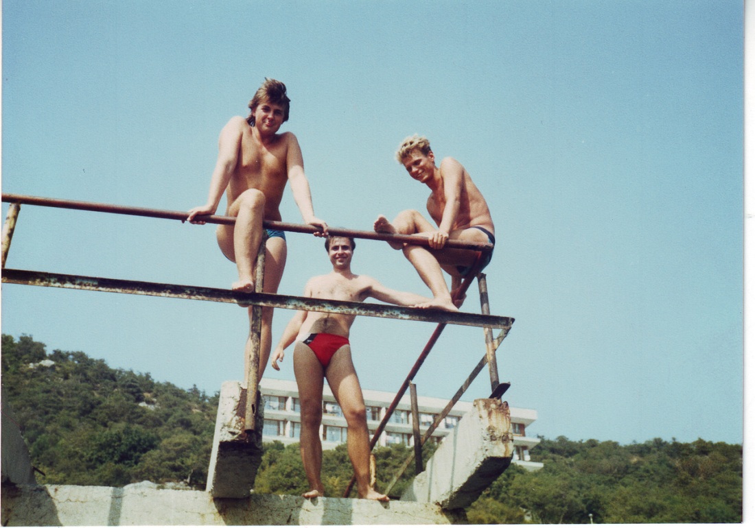 Комсомолка с голой грудью