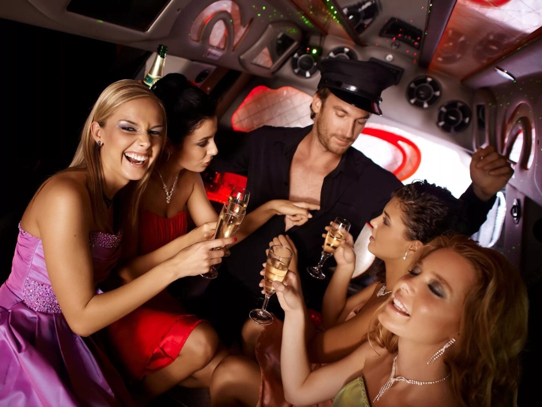 Женщина в окружении мужчин