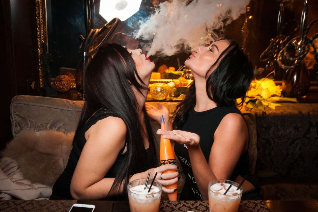 Девушка в кафе с кальяном