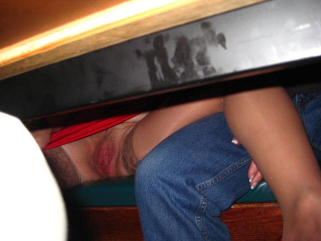 Трусики подгляд под столом