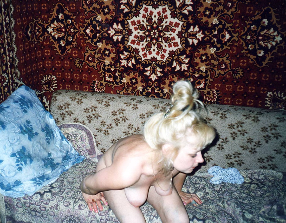 Голые Деревенские на фоне ковра