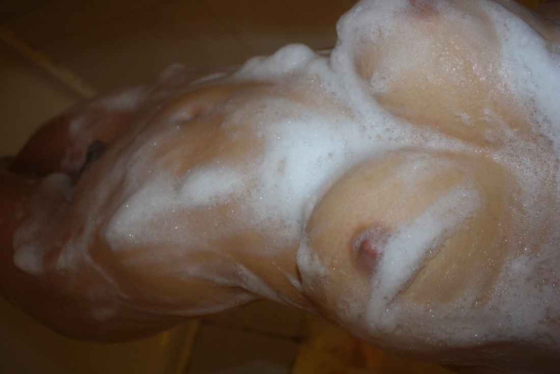 Сиськи девушки в ванной с пеной