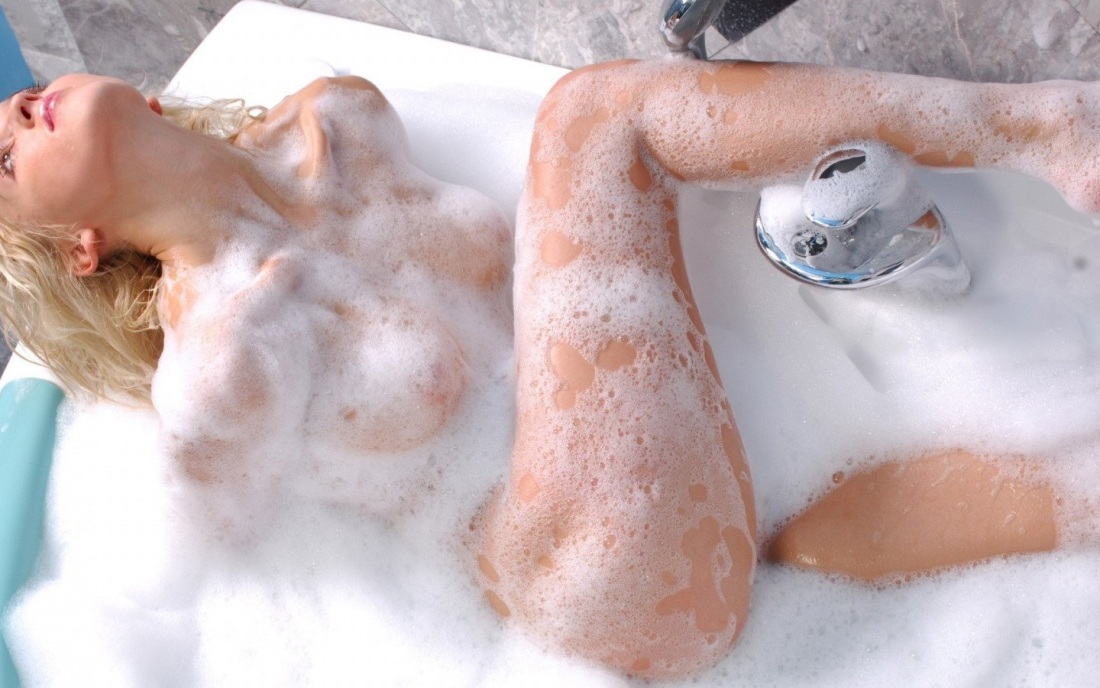 порно картинки голая девушка в мыльной пене