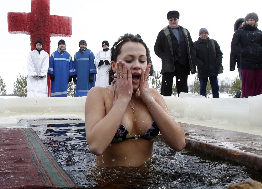 Голые бабы в проруби на крещение