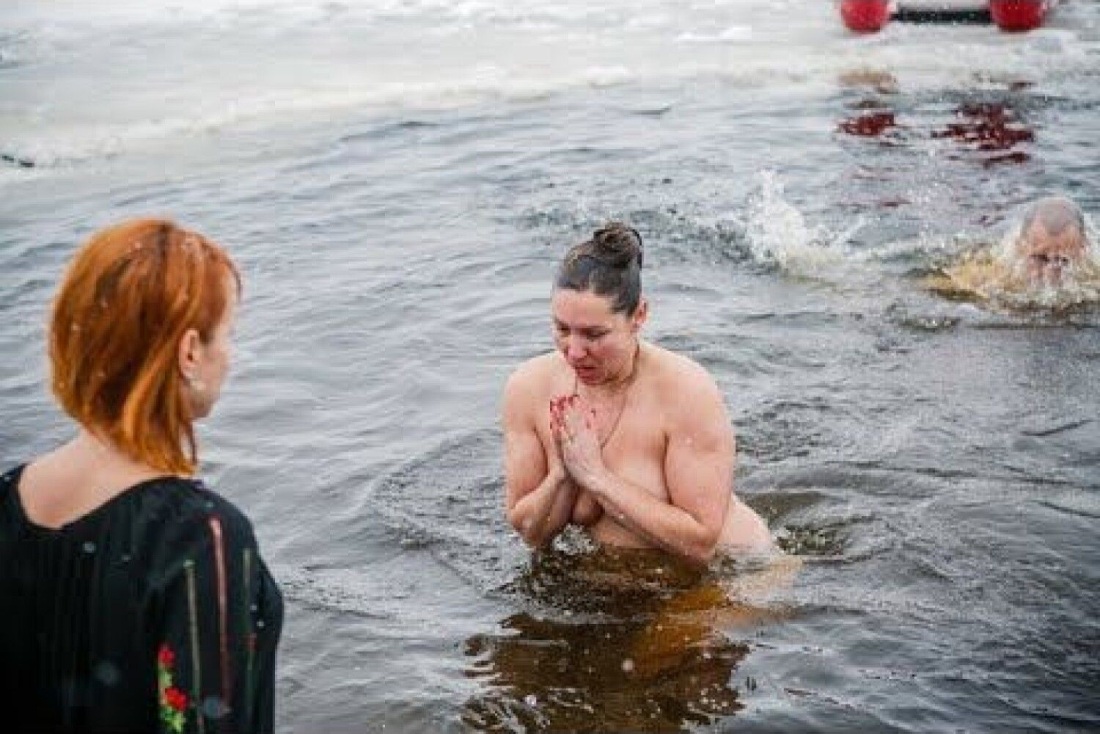 Девушка в проруби