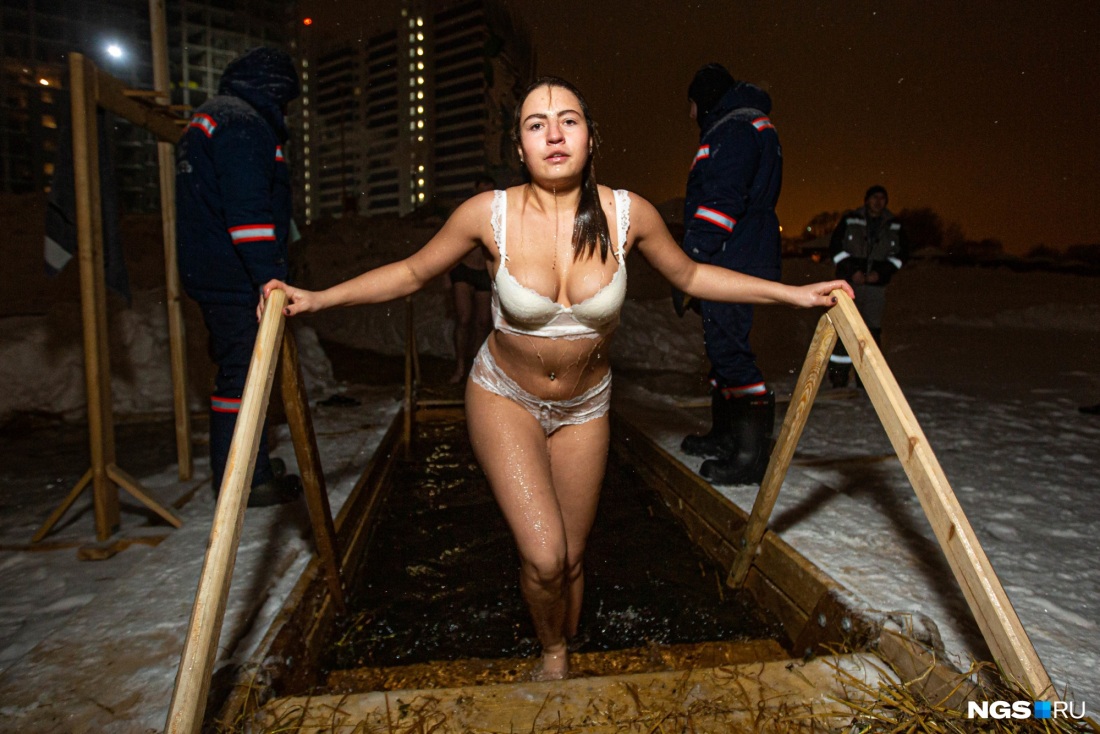 Девушки купаются в проруби на крещение