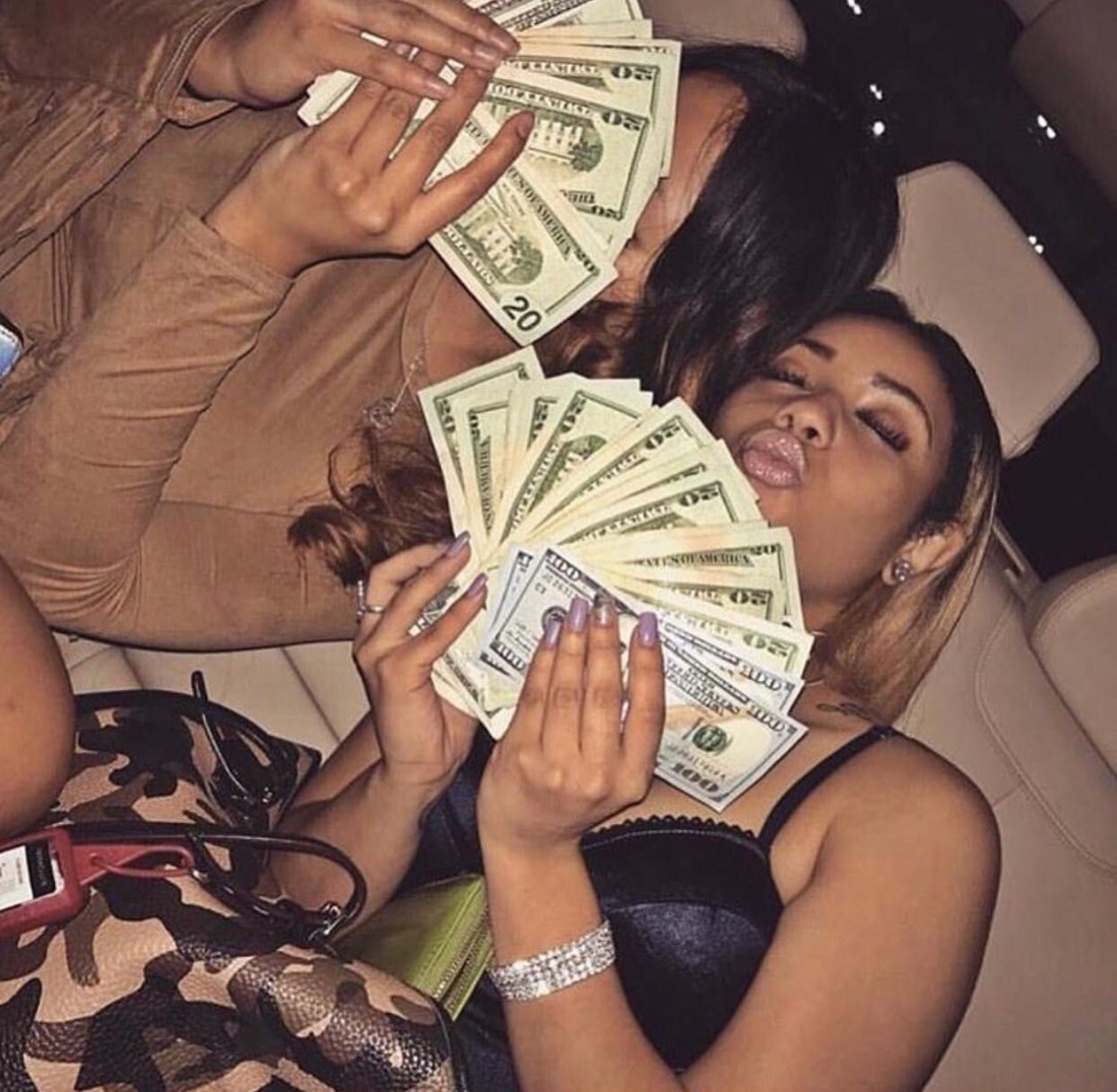 Две богатые девушки