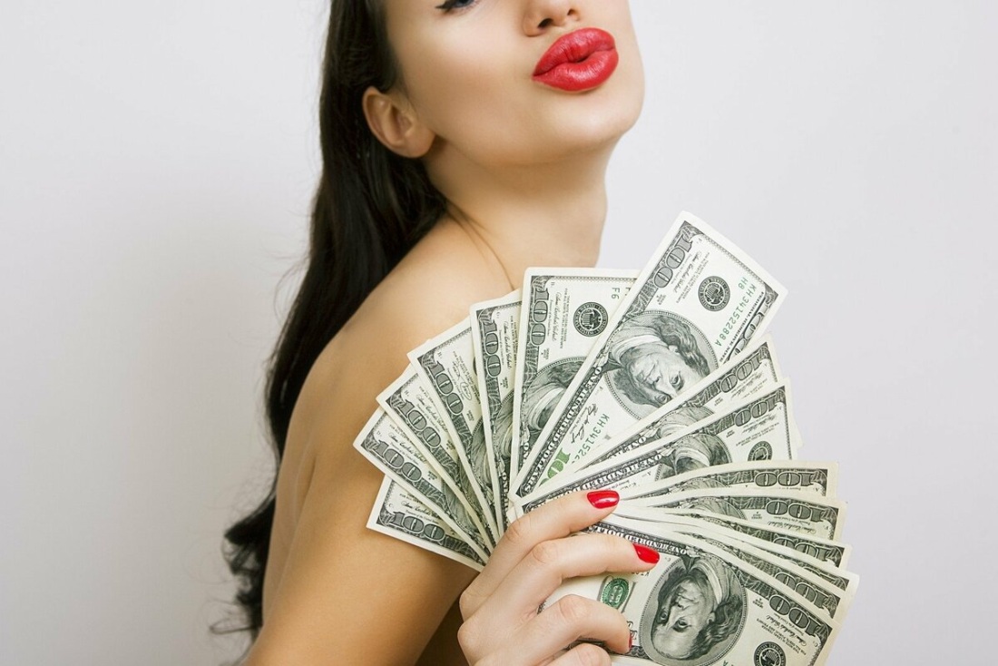 Красивая женщина с деньгами