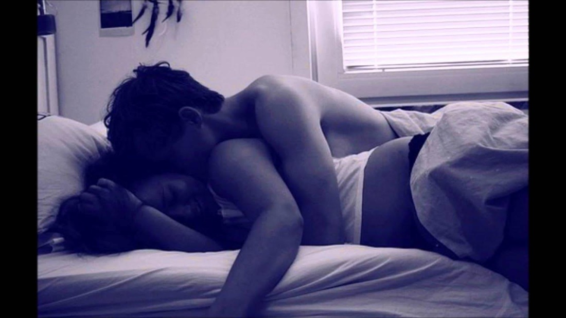 Обнимает в постели