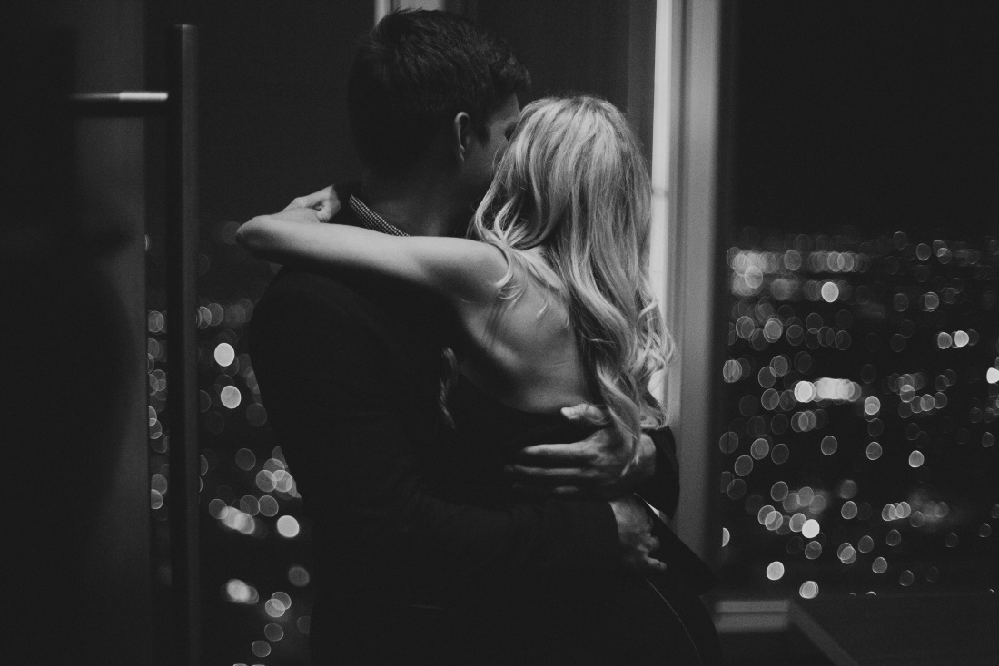 Объятия с блондинкой