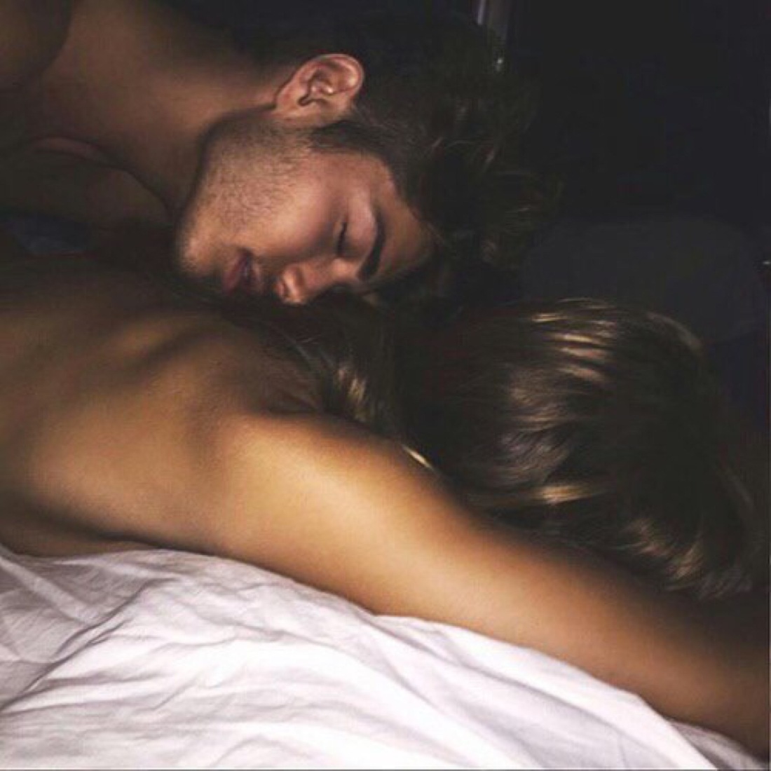 Парень и девушка ночью в постели