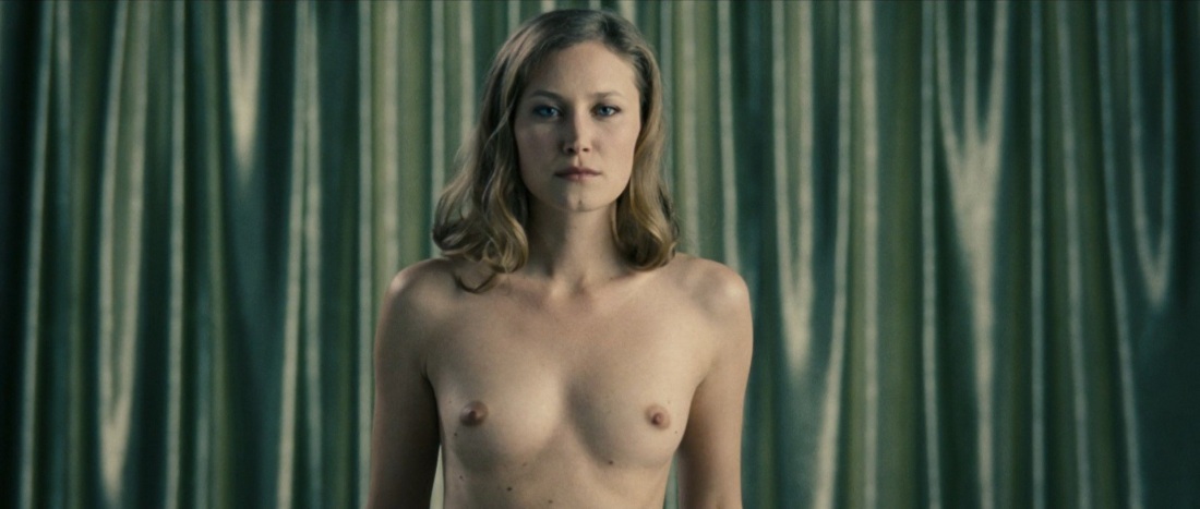 Тереза Палмер (Teresa Palmer) голая в фильме «Берлинский синдром» (2017)