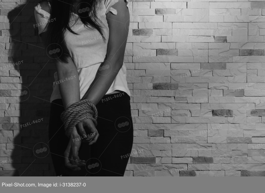 Девушка у стены