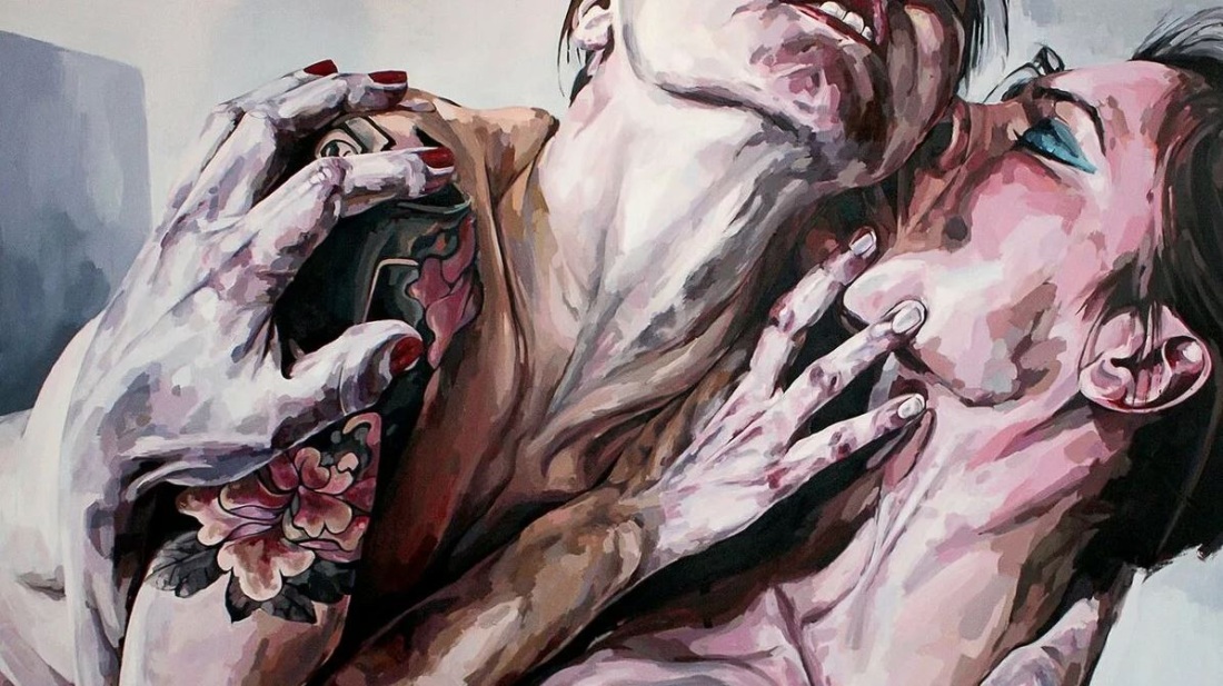 Девушка прикована к стене