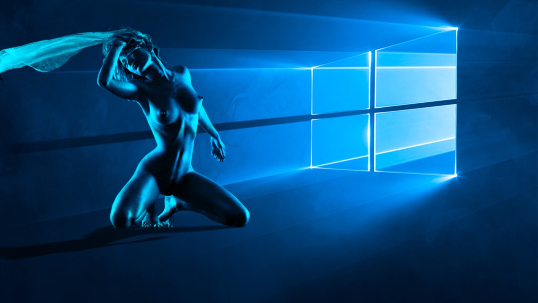 Фотосессия ню на голубом фоне