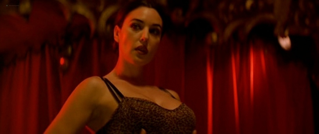 Моника Беллуччи с виноградом