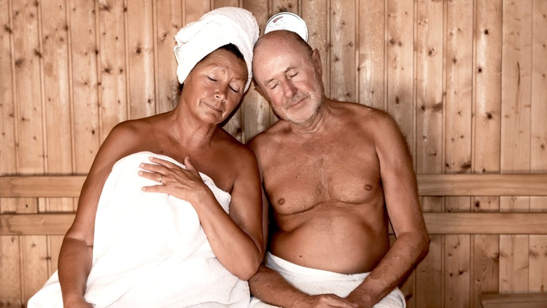Пожилые люди в сауне