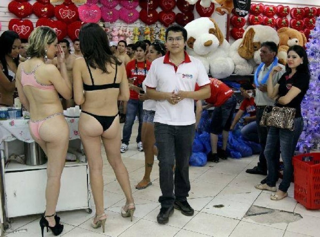 Магазин с голыми продавцами